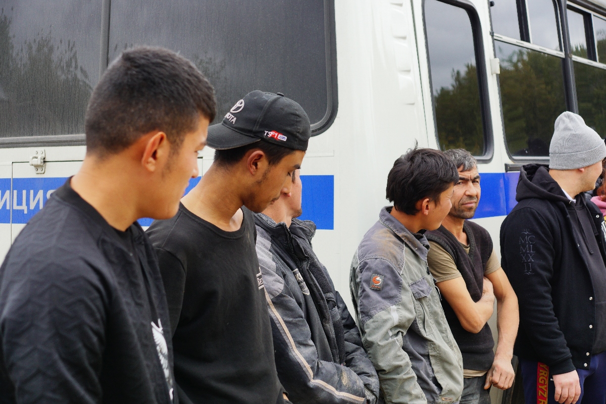 ICE aumenta redadas en lugares donde están muchos hispanos