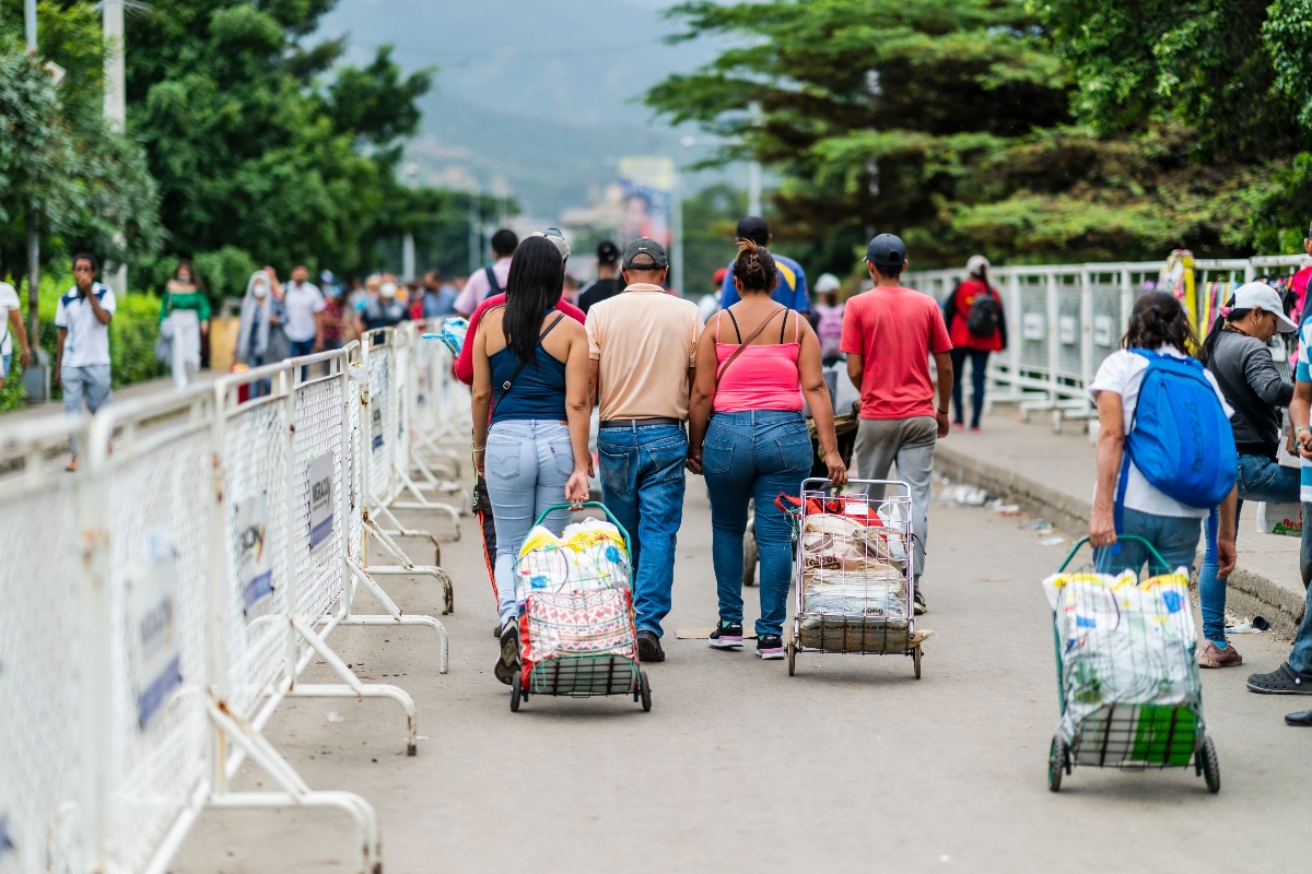 350,000 venezolanos en riesgo de deportación inmediata tras cancelación del TPS
