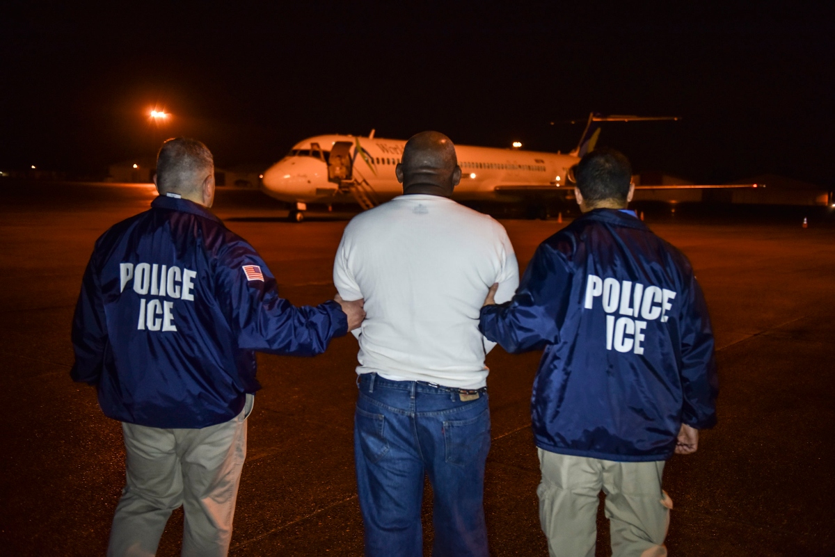 Trump ordena aumentar agentes para deportaciones