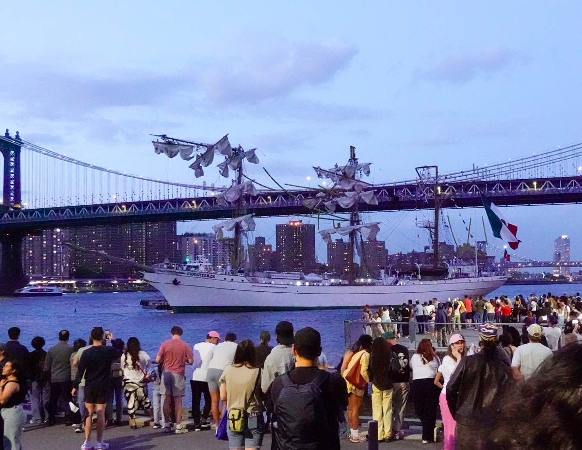 Tragedia en Nueva York: Mueren 2 tripulantes del buque mexicano Cuauhtémoc tras chocar contra el puente de Brooklyn