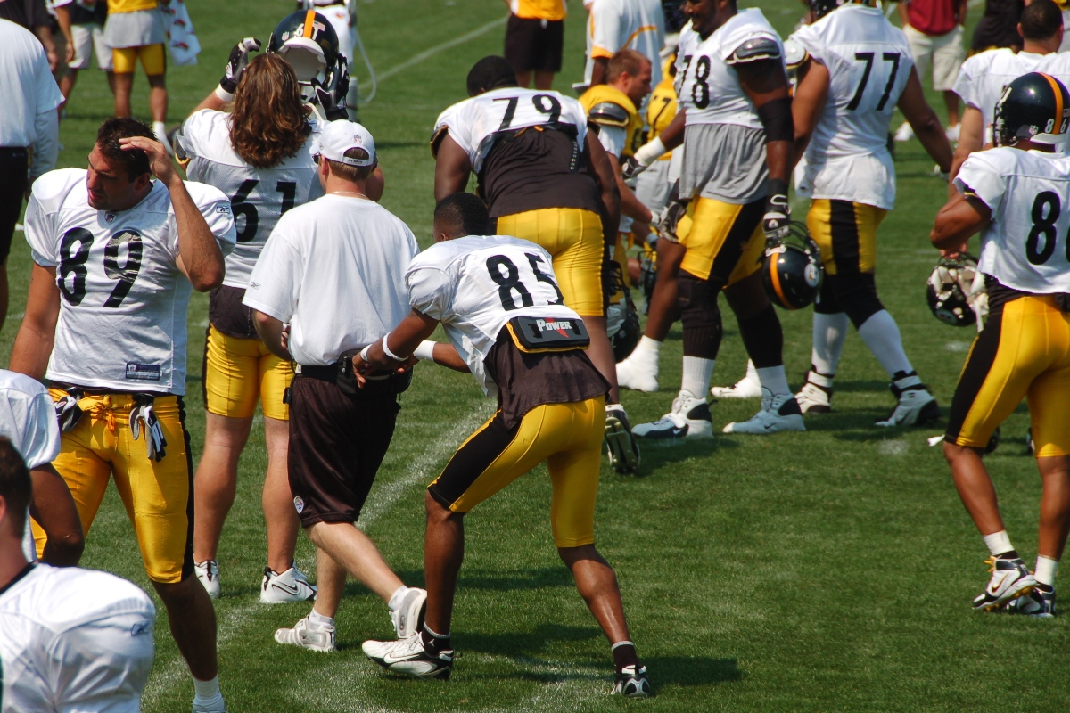 NFL 2025: El mexicano Sebastián Castro firma con los Steelers tras el Draft
