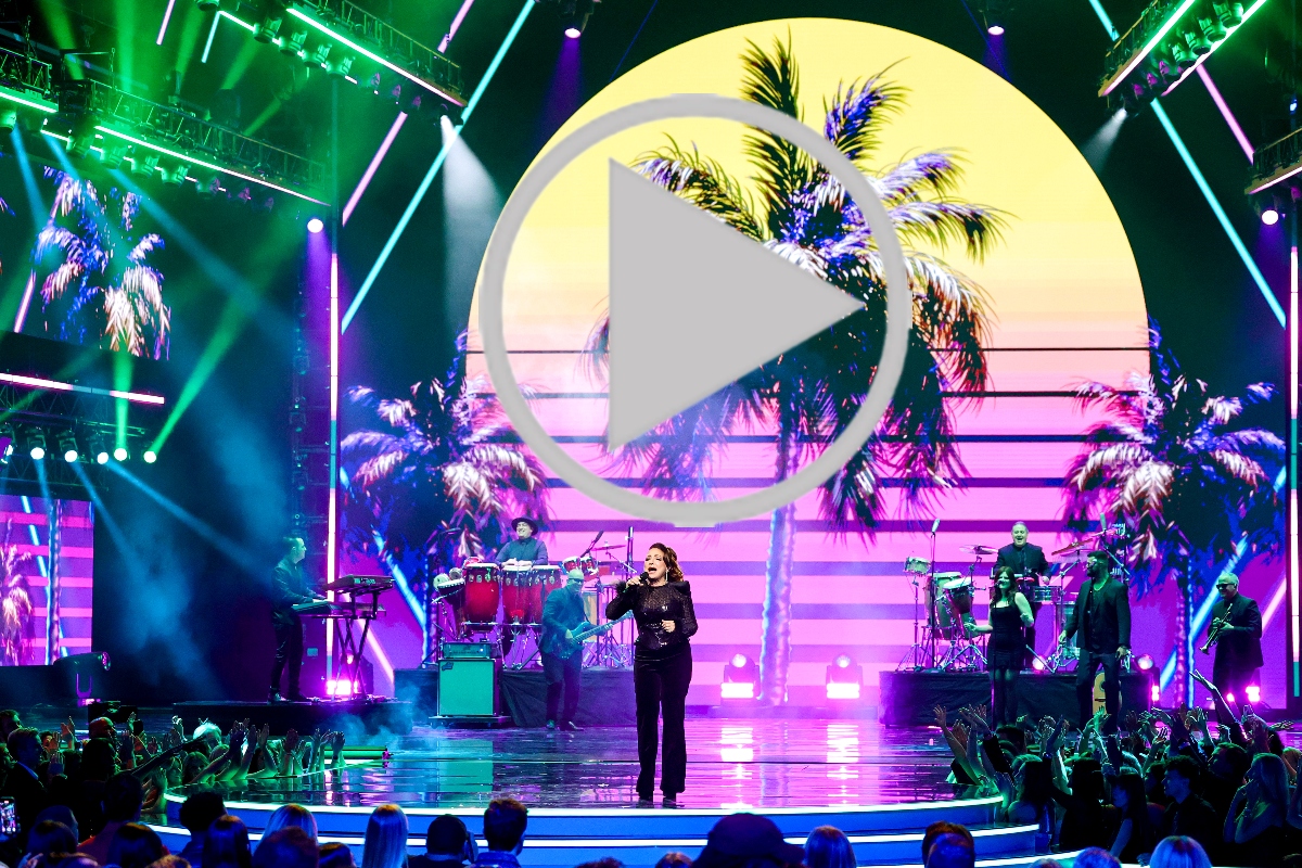 Gloria Estefan enciende los AMAs con un show histórico y celebra los 40 años de Conga