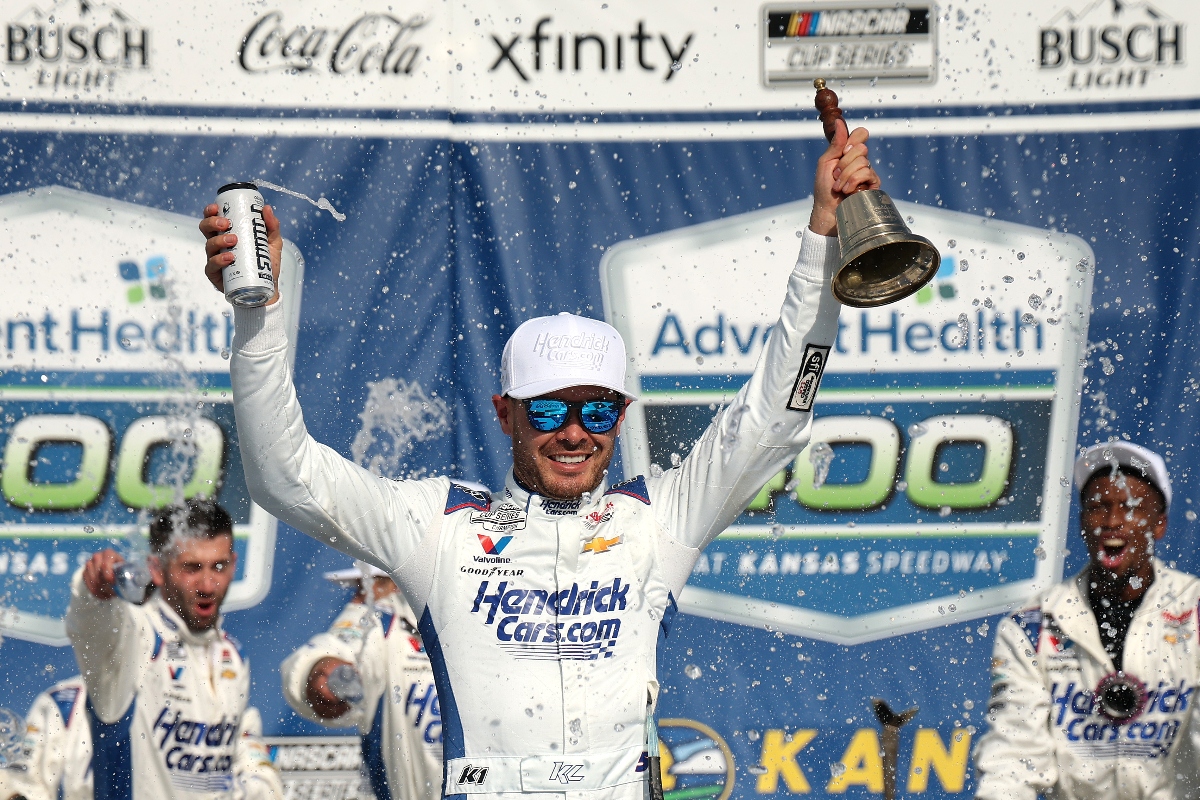 Larson arrasa en Kansas y lidera la NASCAR 2025 con récords históricos