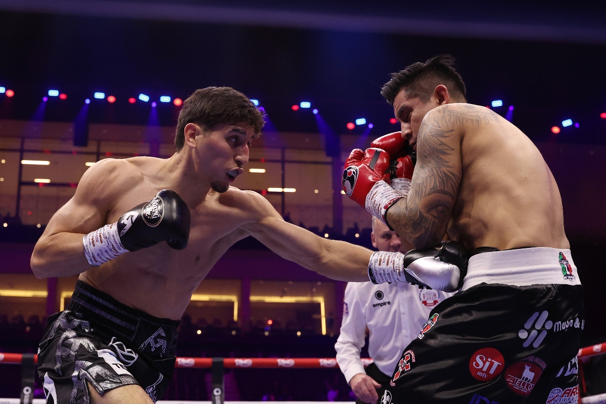Marco Verde debuta con victoria en histórica cartelera del Canelo