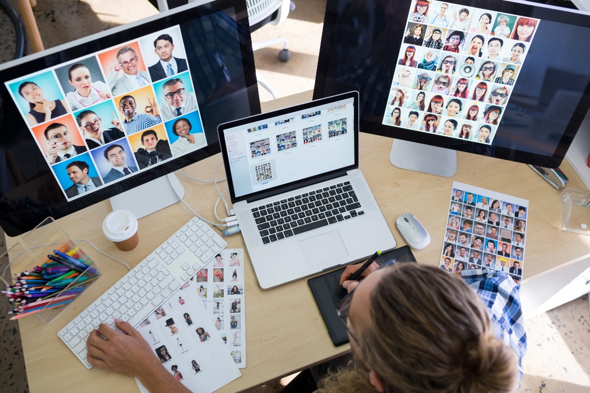 Mujer latina revisando diseños en computadora