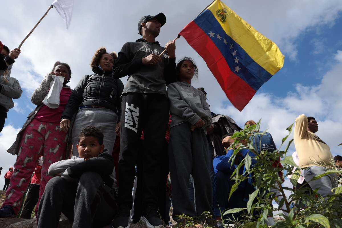 Migrantes venezolanos deportados desde Texas regresan en vuelo estadounidense