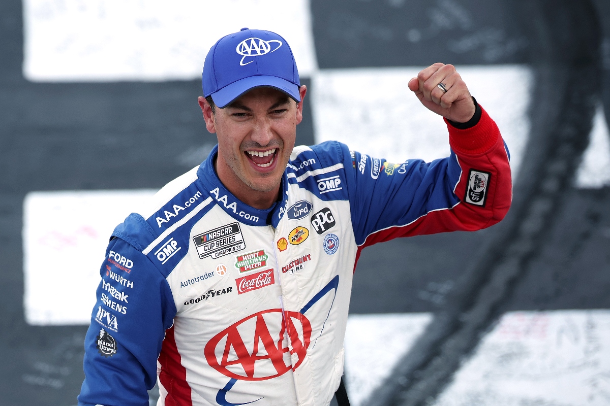 Logano conquista Texas en una caótica carrera de NASCAR 2025