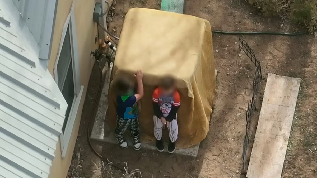 Impactante video muestra a dos niños armados enfrentando a la policía en Nuevo México