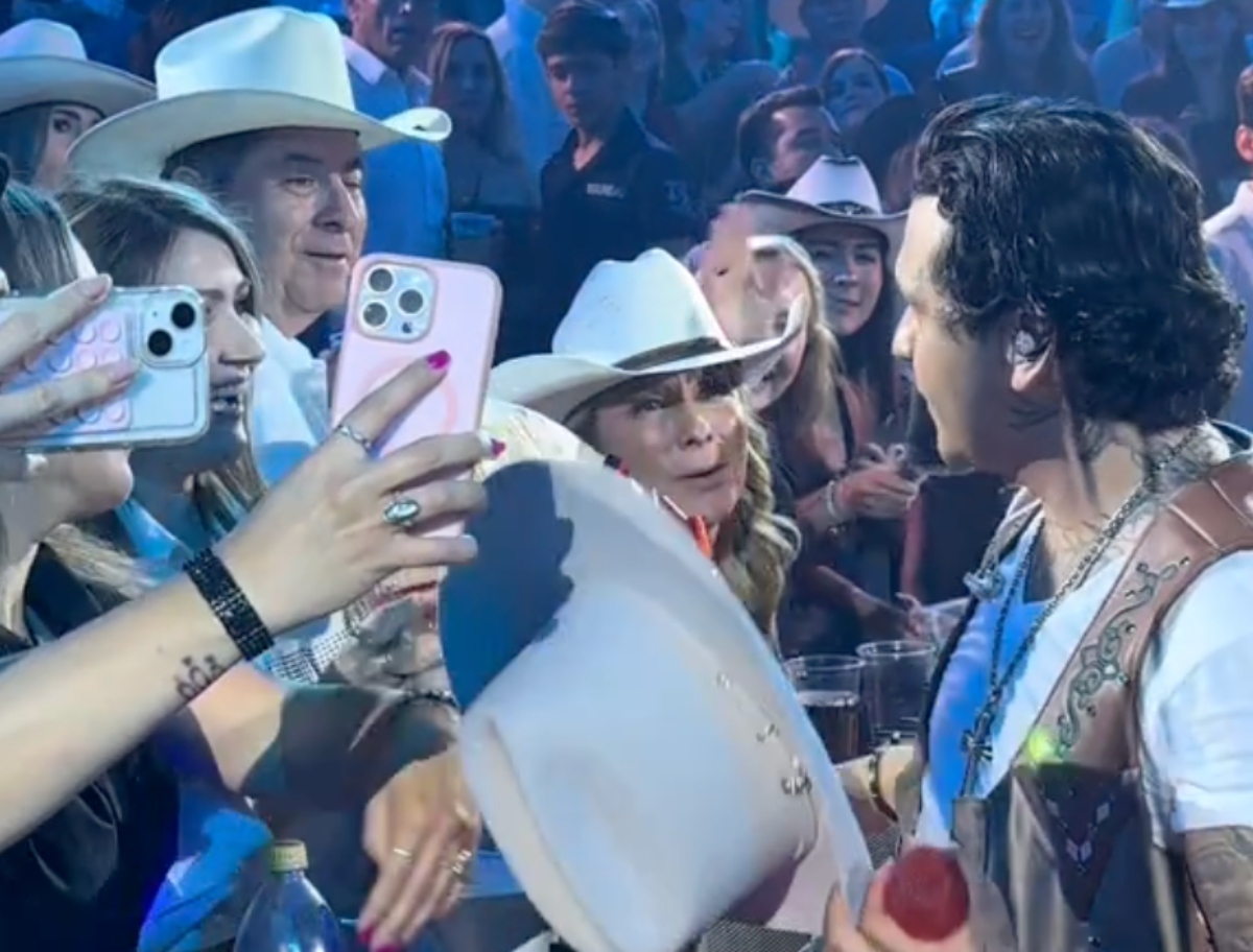 «Eso no se hace»: Christian Nodal se enoja con fan por lo que hizo en pleno show
