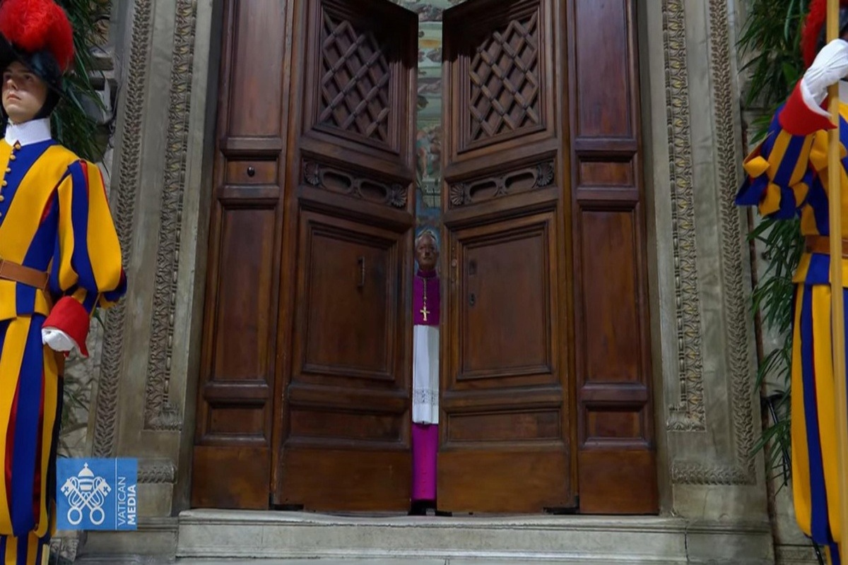 Cierran puertas de la Capilla Sixtina y arranca Cónclave 2025