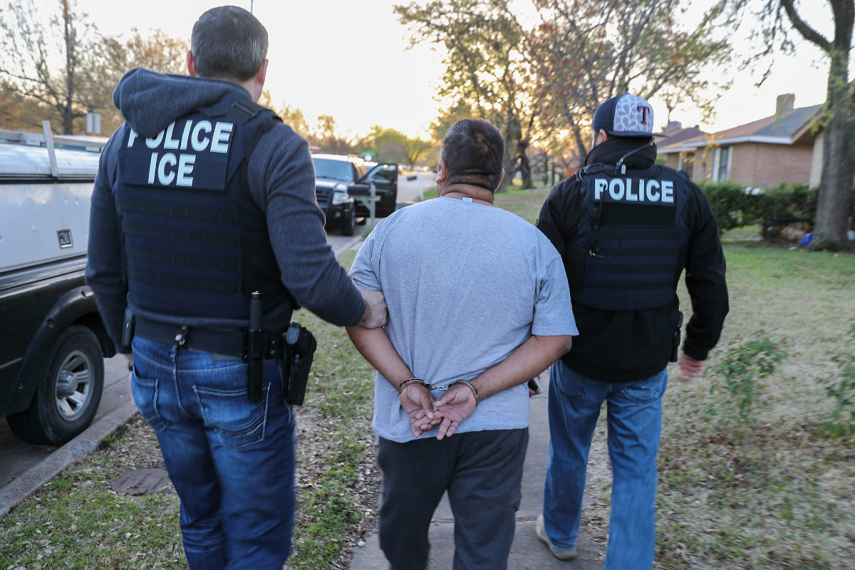 Récord de arrestos migratorios en Florida: más de 1,100 detenidos en la ‘Operación Marea Negra’