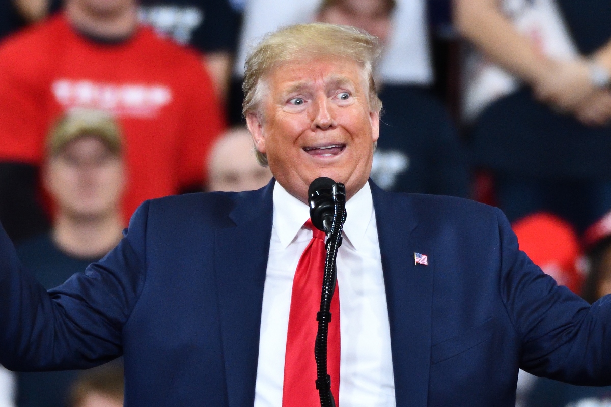 Trump se burla del cónclave al publicar foto vestido como papa