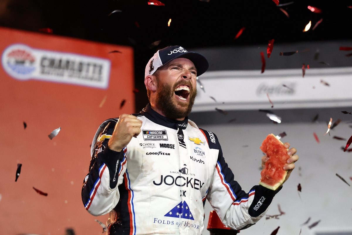 Ross Chastain sorprende al mundo NASCAR con histórica remontada en Charlotte