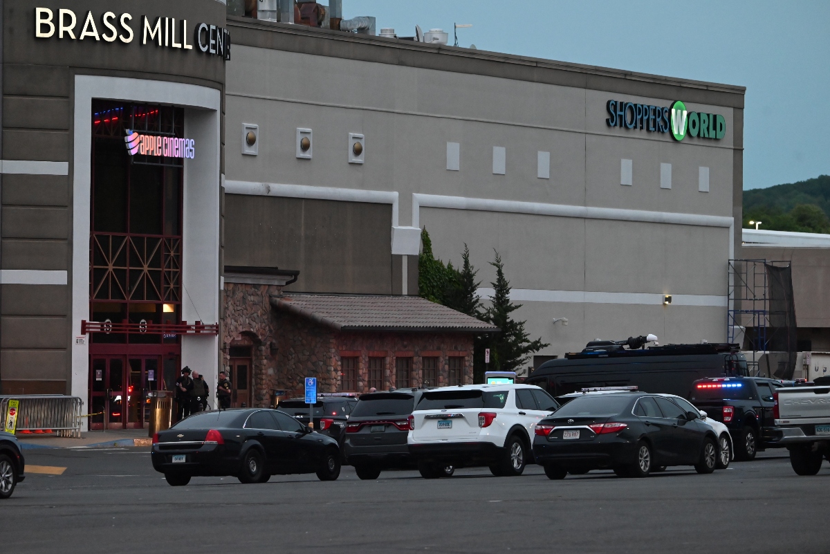 Tiroteo en centro comercial de Connecticut deja cinco heridos