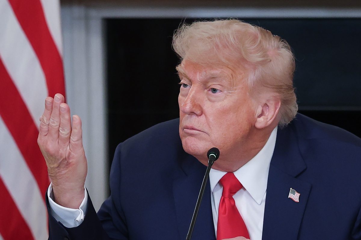 En pleno cumpleaños del presidente, protestan en la residencia de Trump bajo el lema ‘No Kings’