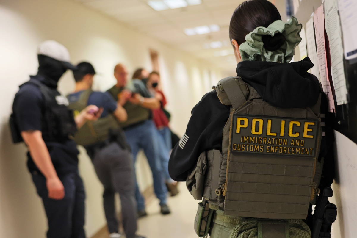 Proponen ley para evitar que agentes del ICE estén enmascarados al realizar detenciones