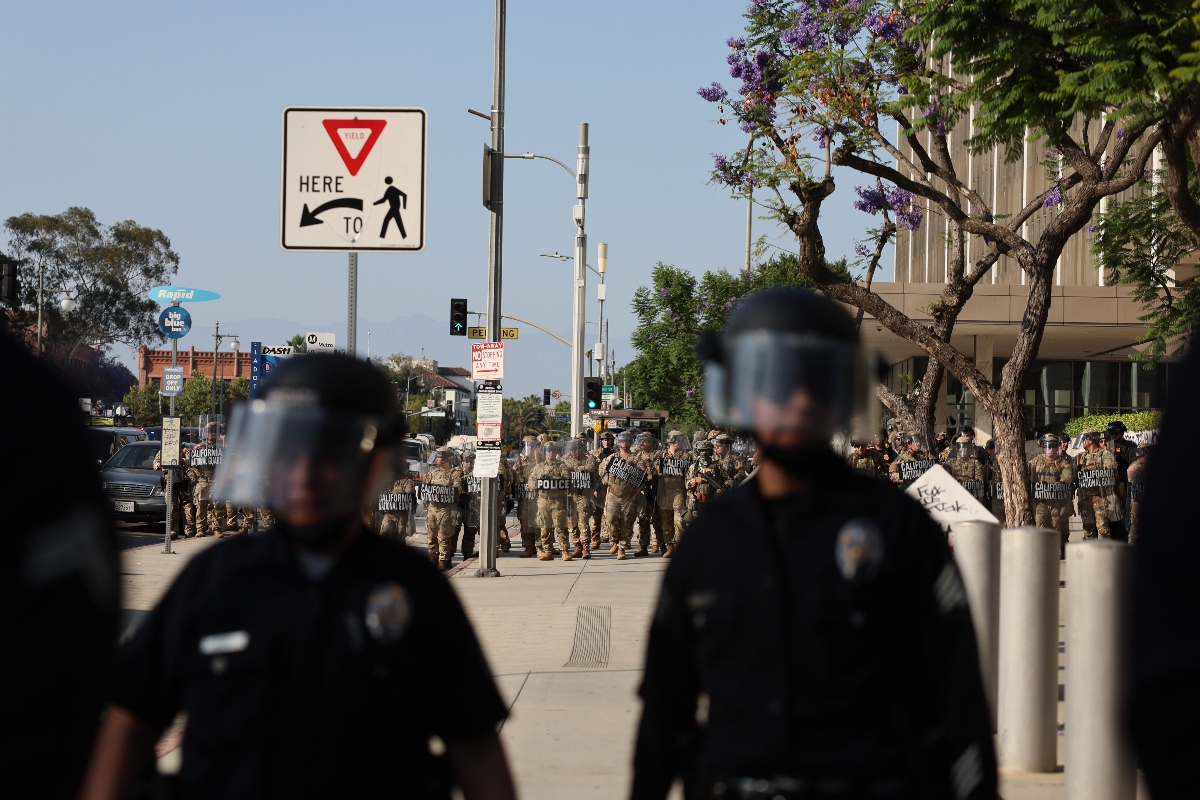 California desafía a Trump por despliegue militar en Los Ángeles