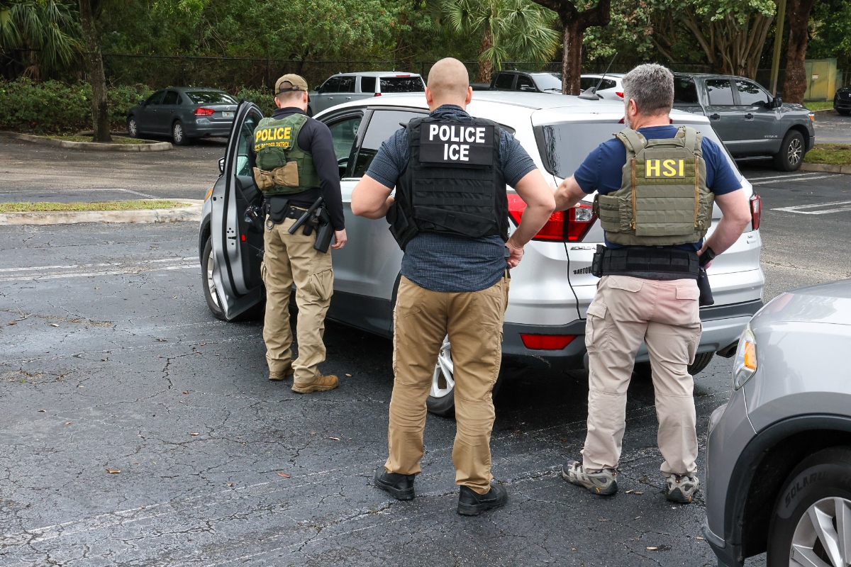 ¿Tu ciudad trabaja con ICE? Revelan lista con los condados que ayudan en arrestos migratorios