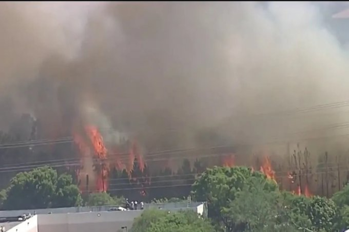 Incendio forestal cerca del centro de detención Krome agrava crisis migratoria en Miami