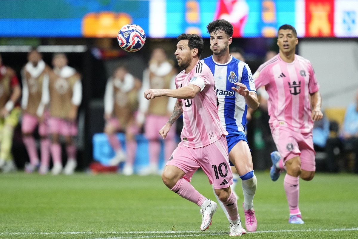 Messi da lección de fútbol y anota su primer gol en el Mundial de Clubes
