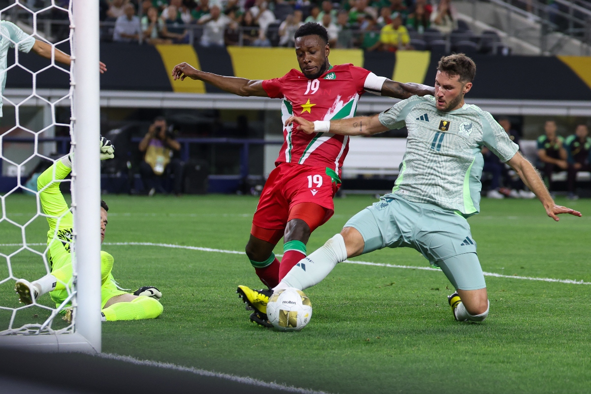 Con doblete de César Montes, el Tri le gana a Surinam