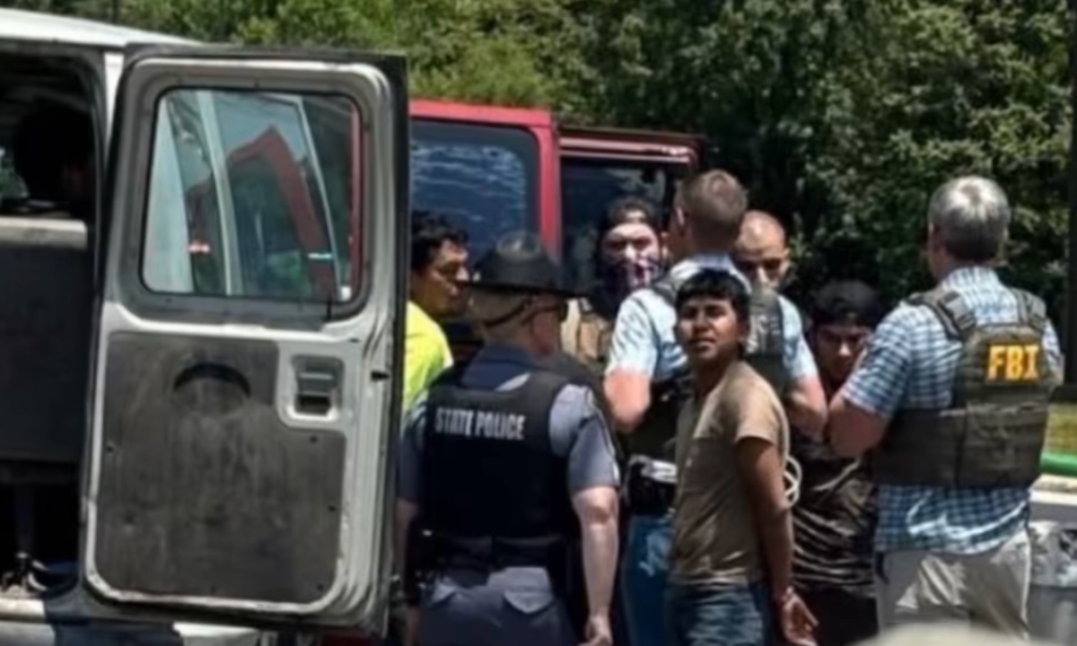 ICE detiene a inmigrantes hispanos de camino al trabajo en Virginia