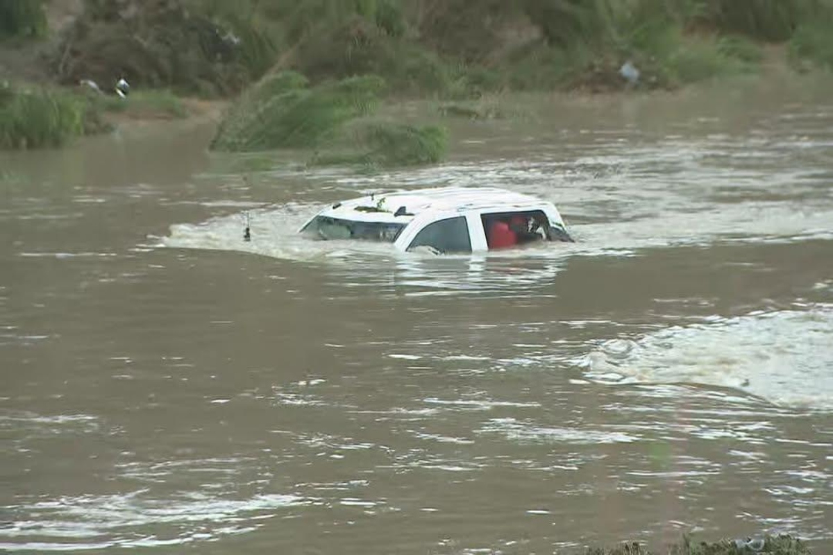 Inundaciones en San Antonio dejan muertos y caos