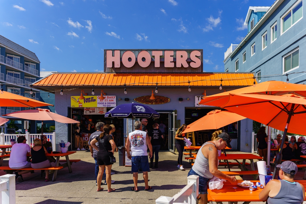 Hooters cierra 30 restaurantes tras declararse en quiebra
