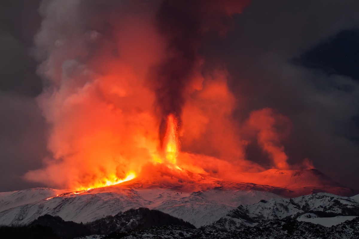 Volcán Etna entra en erupción y hace correr a la gente
