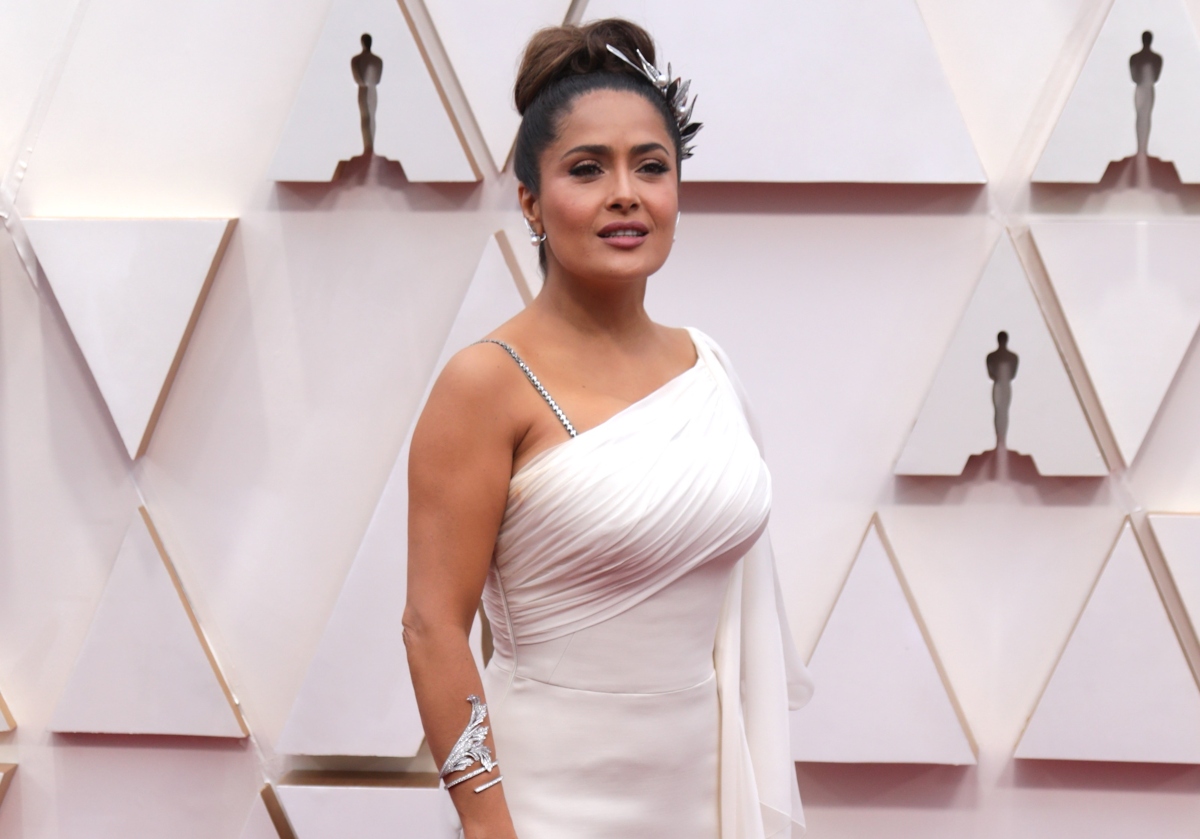 Salma Hayek sorprende meneándose en bikini al ritmo de Bad Bunny