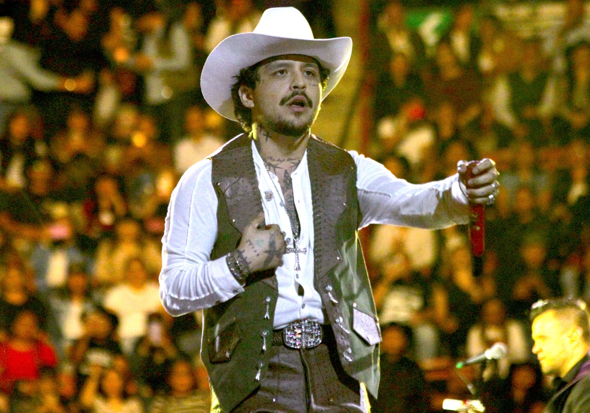 ¿Borracho y hasta besó a un hombre? Critican a Christian Nodal por su comportamiento en concierto