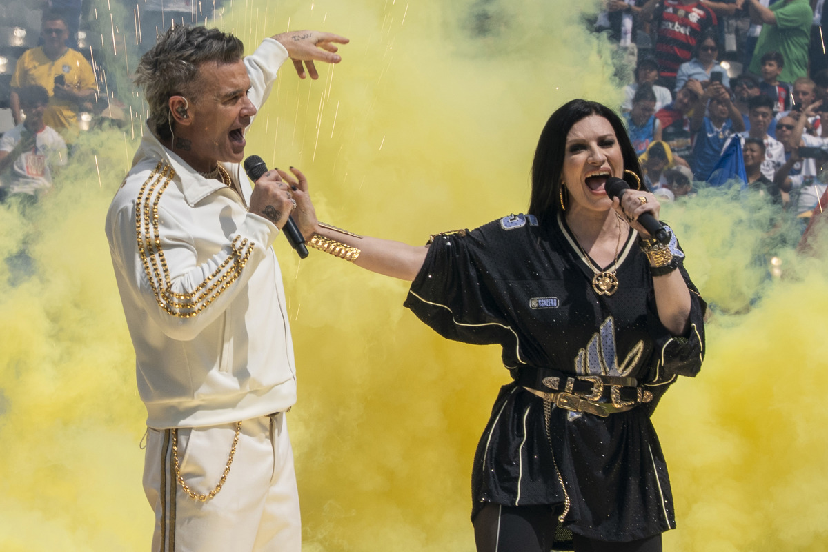 Robbie Williams y Laura Pausini cantan ‘Desire’ en Mundial de Clubes