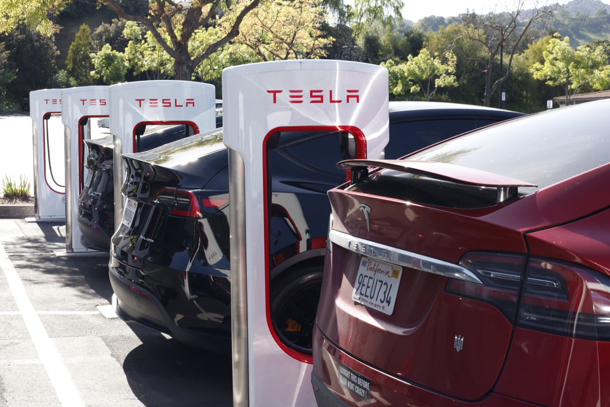 Tesla enfrenta fuerte caída de ventas, pérdida de subsidios y tensiones entre Elon Musk y Trump