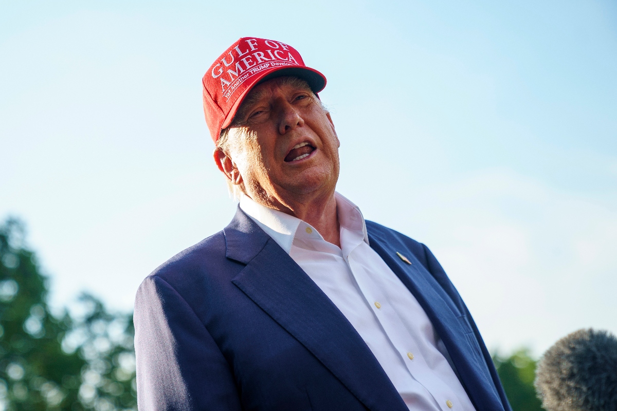 Trump desata polémica por burlarse de migrantes en nuevo centro rodeado de caimanes en Florida