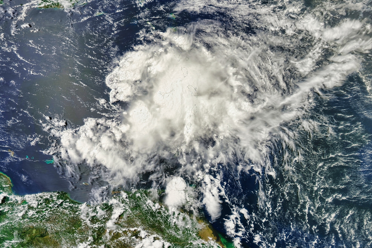 Tormenta tropical Chantal toca tierra en la costa este de EEUU