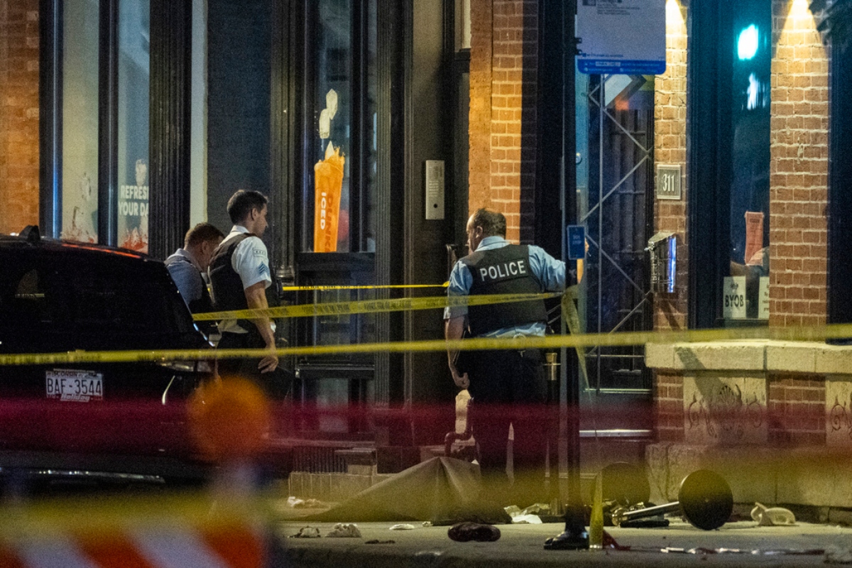 Tiroteo en Chicago deja cuatro muertos y 14 heridos en zona de alto tránsito nocturno