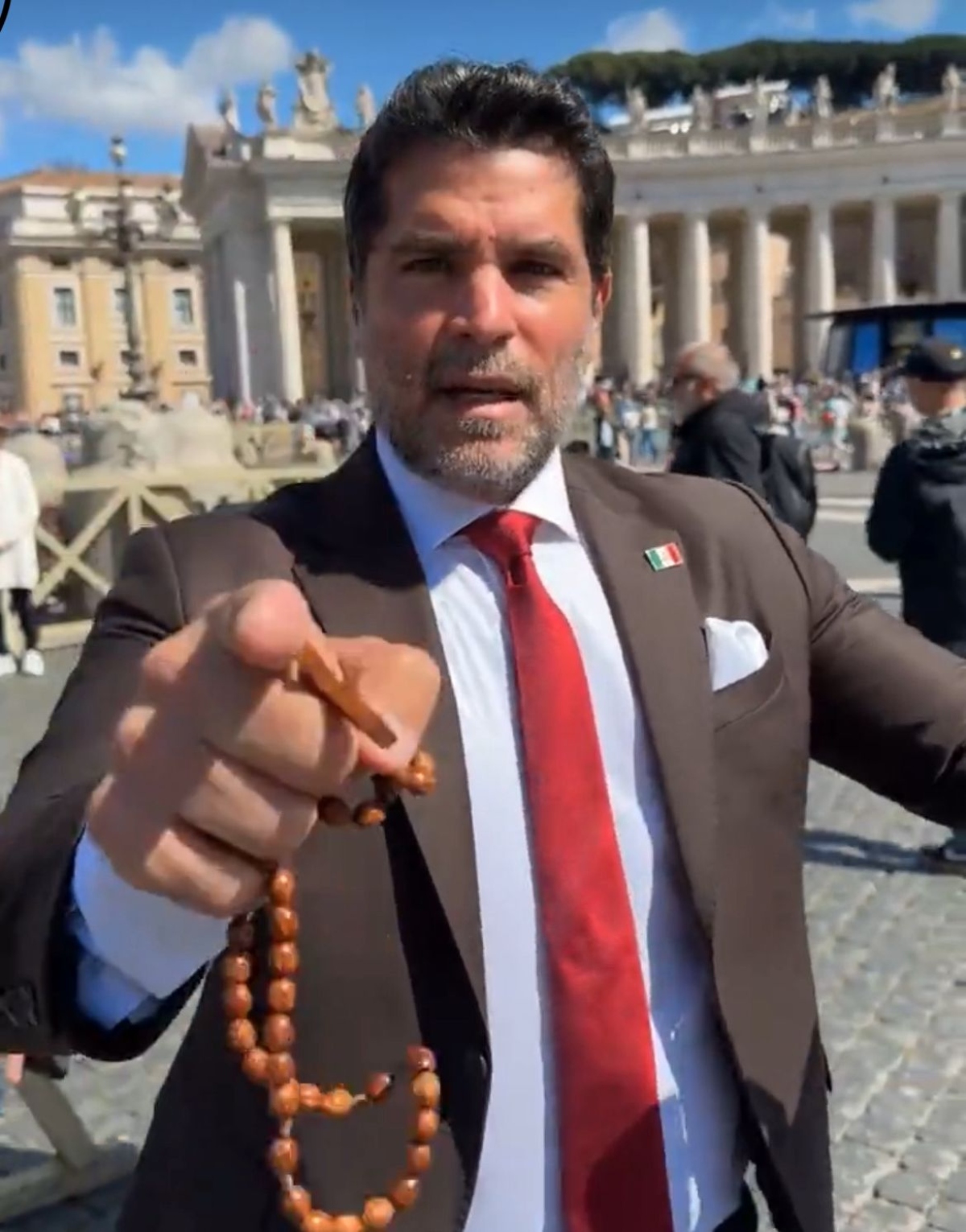 Eduardo Verástegui, Chicharito, famosos