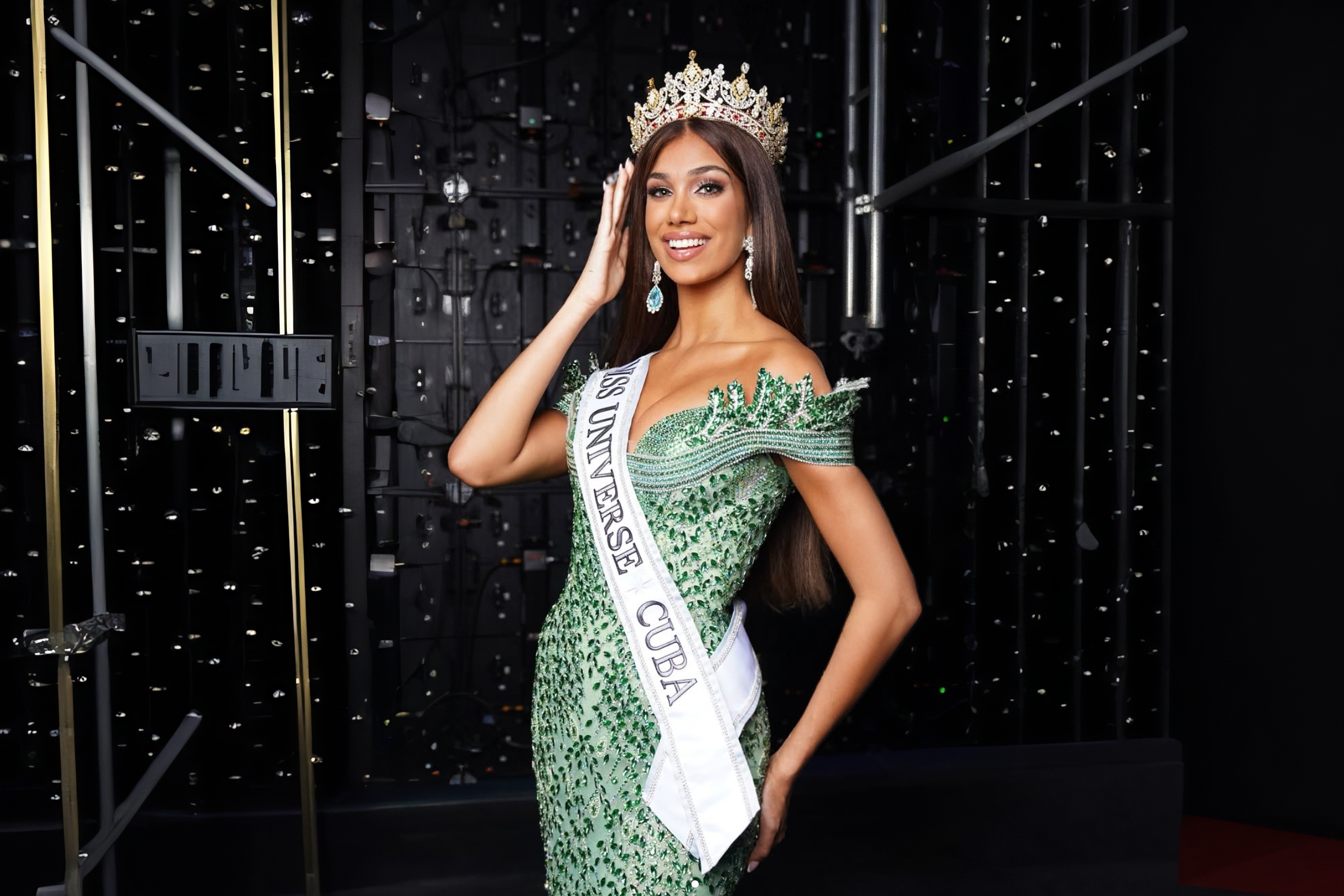 Lina Luaces, hija de Lili Estefan, es coronada como Miss Universe Cuba 2025