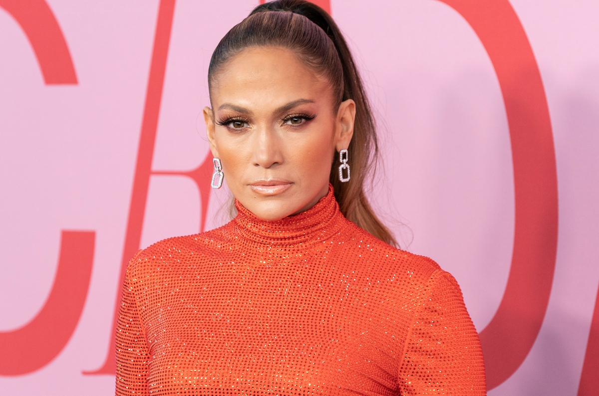 Jennifer López ‘le responde’ a la periodista Megyn Kelly que la comparó con una actriz de cine para adultos