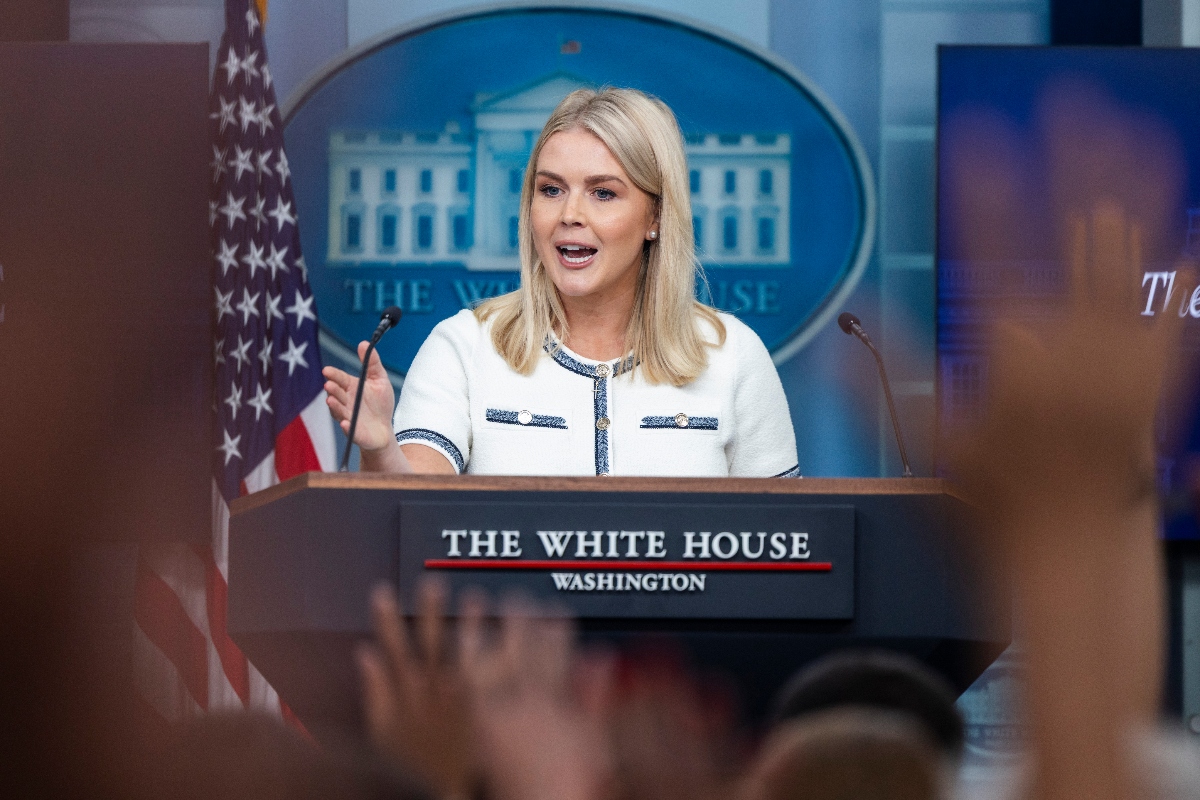 La Casa Blanca dice la verdad de la salud de Trump tras mostrar moretones en la mano