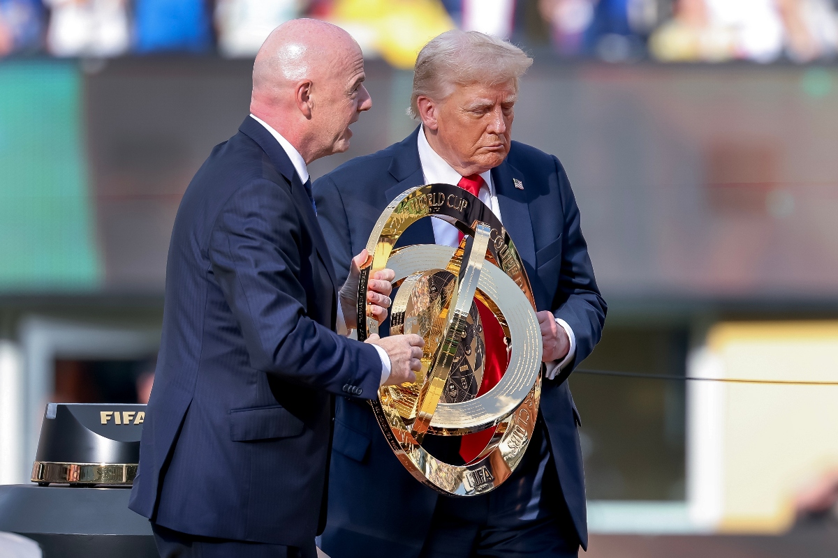Trump revela trofeo FIFA en la Oficina Oval