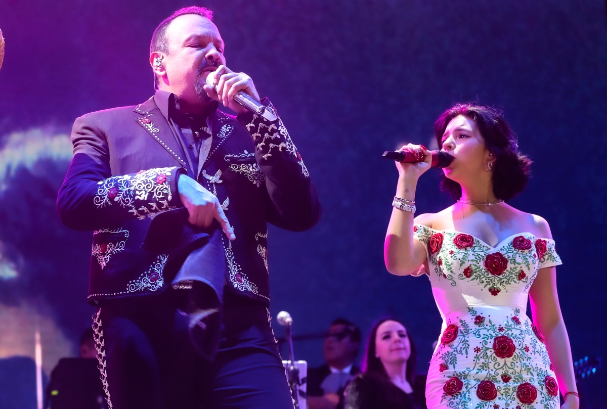 Pepe Aguilar y Ángela Aguilar indignan con discursos sobre migrantes en pleno concierto