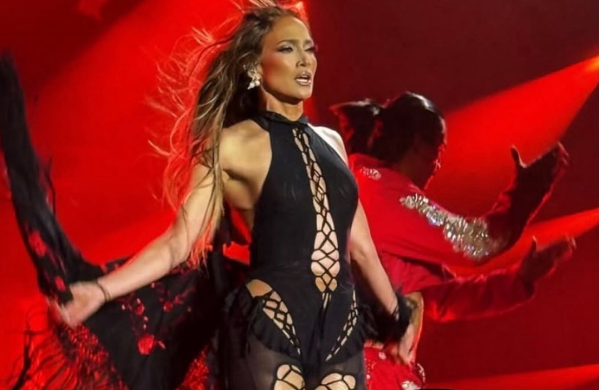 Jennifer López vive incómodo momento con un grillo que se le subió en pleno show