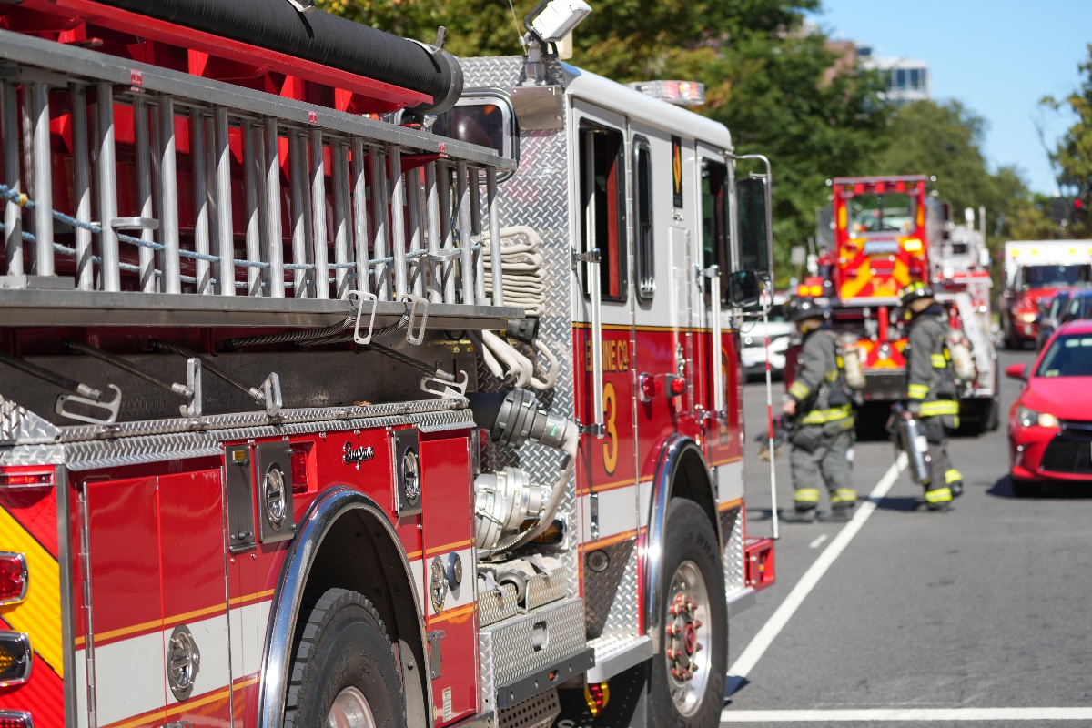 Demócratas alzan la voz: condenan arresto de dos bomberos migrantes en Washington