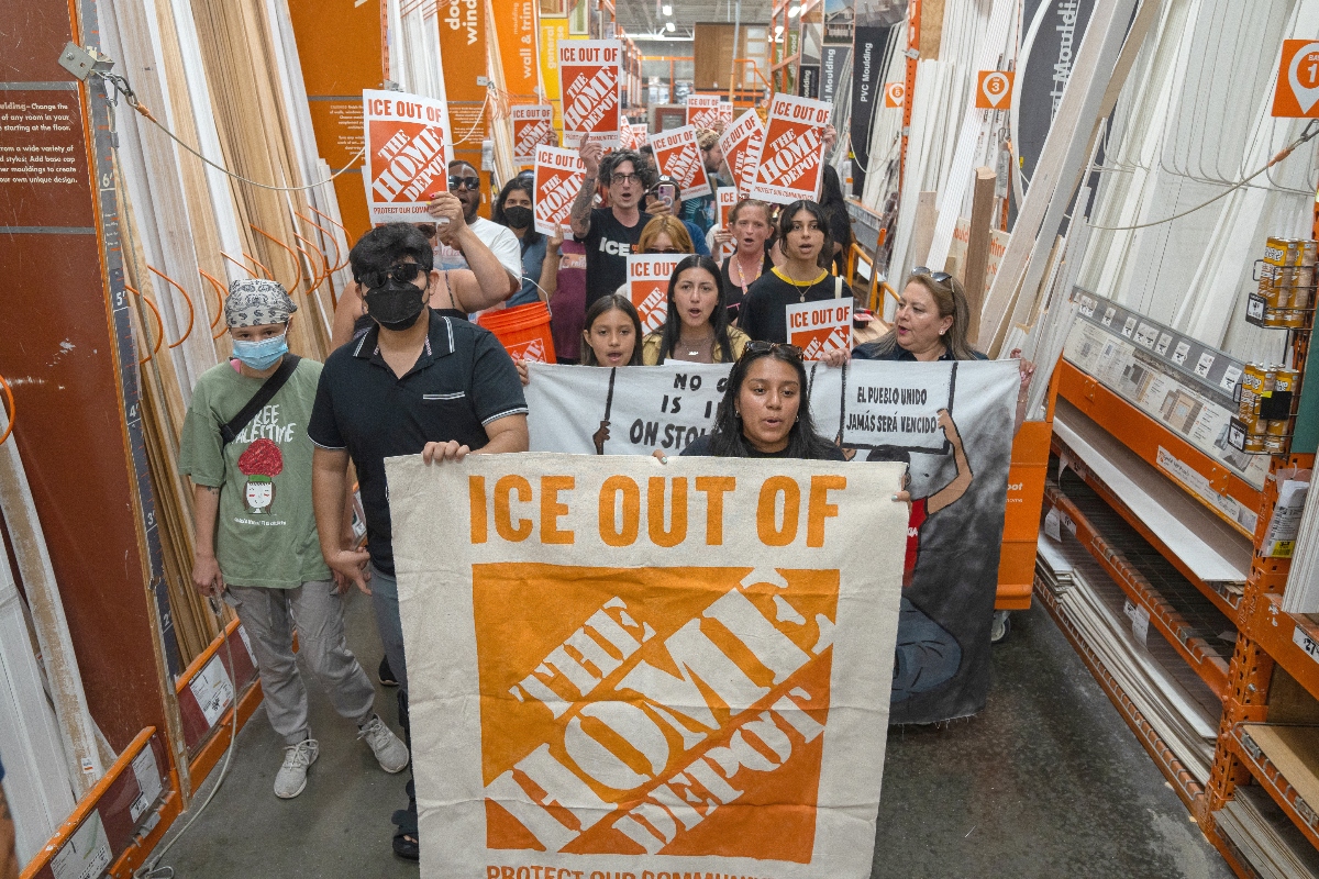 ¡No permitan que ICE entre a sus tiendas!, exigen a Home Depot