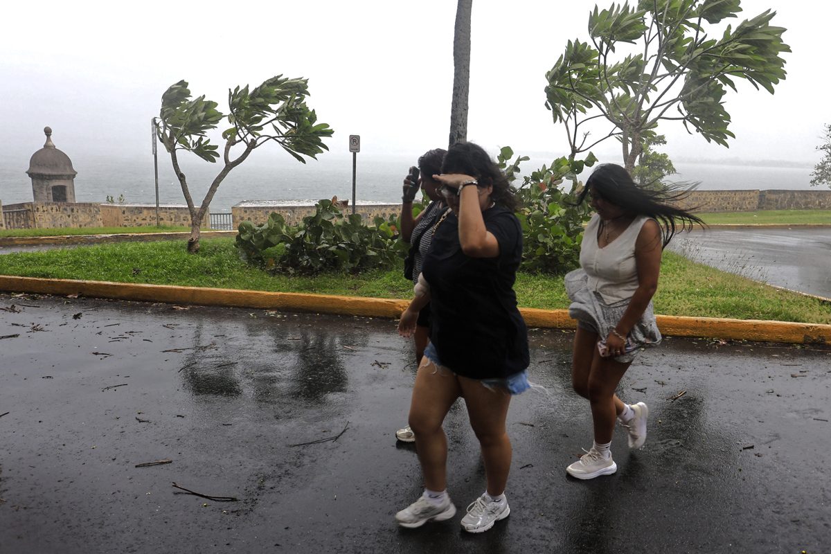 Huracán Erin se debilita a categoría 3, pero sigue golpeando al Caribe con lluvias torrenciales