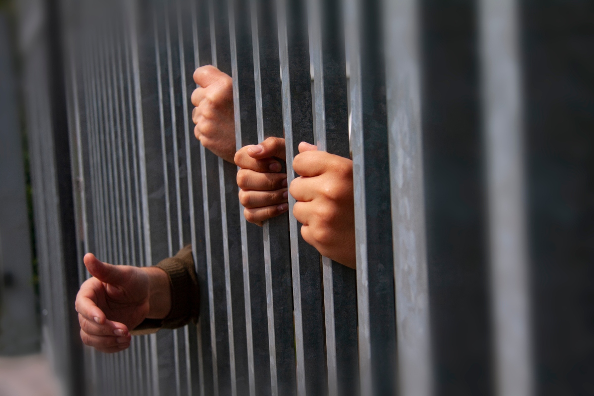 Juez ordena cambios urgentes en condiciones de detención de inmigrantes en Nueva York