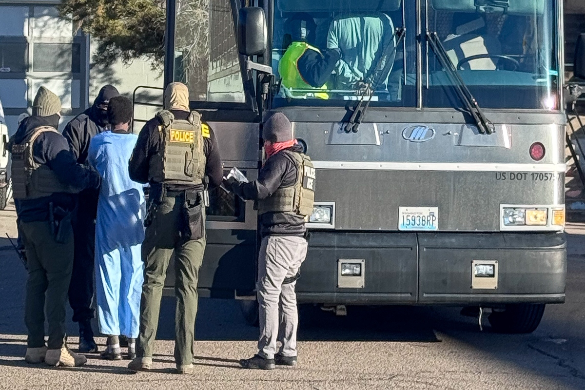 Detenido por ICE o la policía mientras manejas en EE.UU.: qué hacer