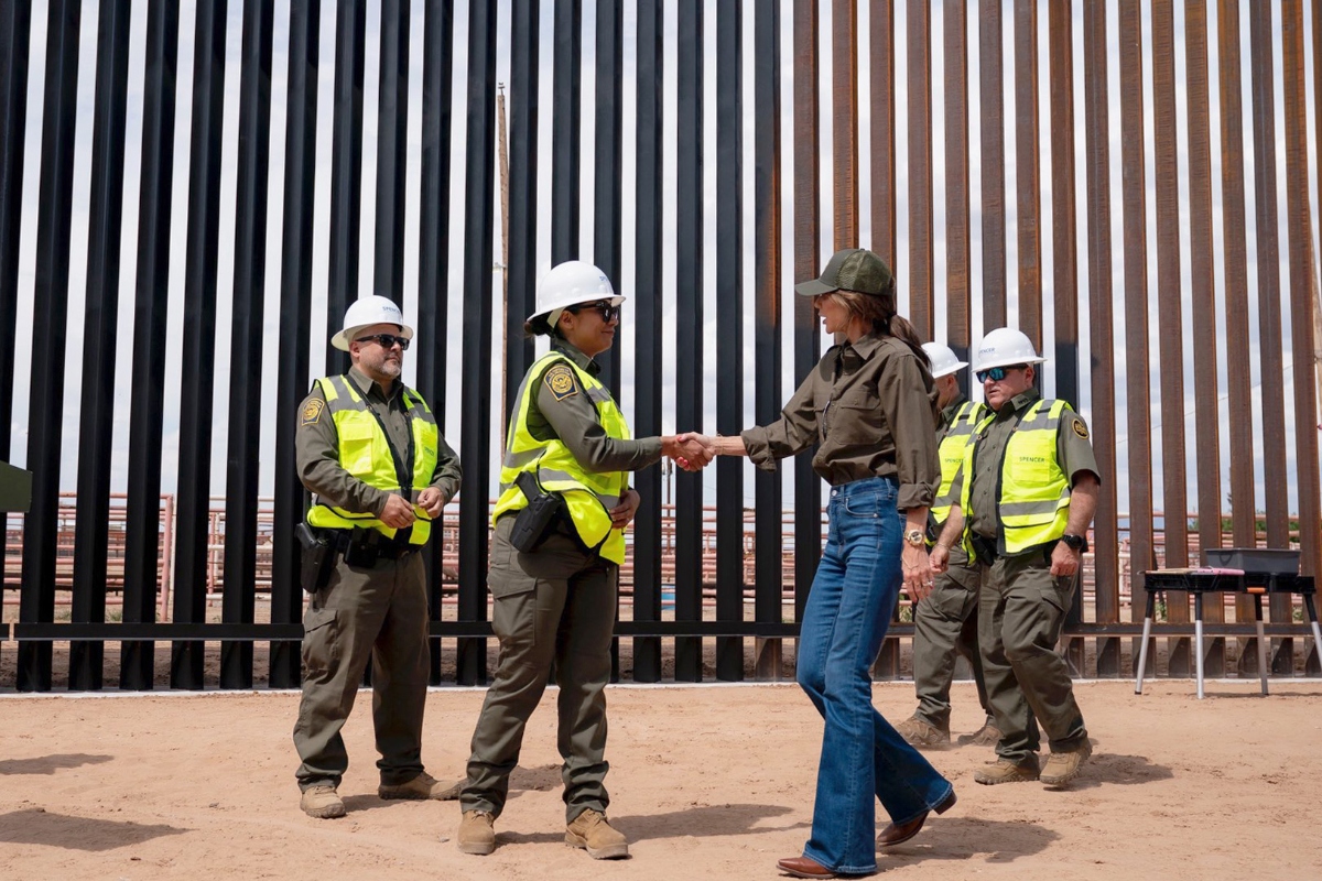 EE.UU. pinta de negro el muro fronterizo para hacerlo más caliente e impedir que migrantes lo escalen