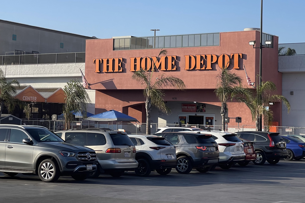 ICE realiza 4 redadas en el estacionamiento de un Home Depot